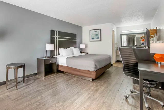 غرفة بسرير كينج للمدخنين، Quality Inn & Suites Hardeeville - Savannah North 1/3