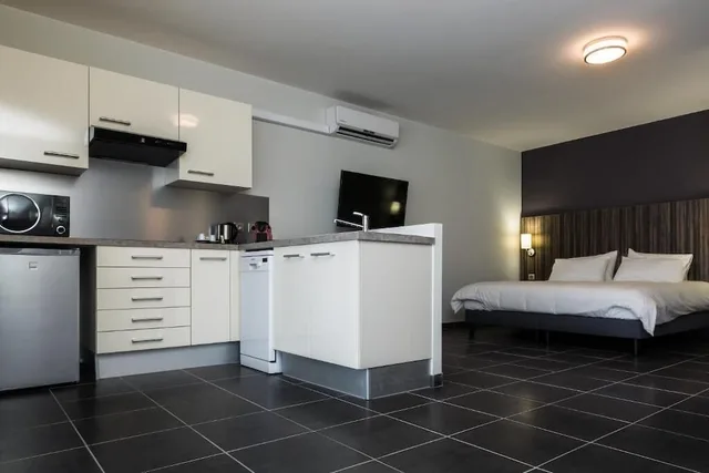 Comfort, Suite, Queen Bed, Balcony, Kitchen, Eclipse Apartment 3/7