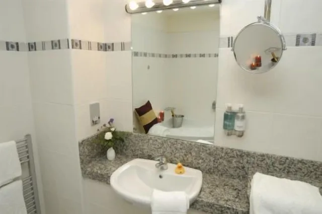 غرفة قياسية ثلاثية، Bush Hotel 1/1