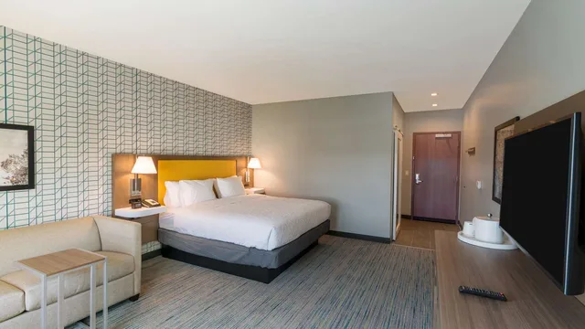 غرفة كبيرة بسرير كينج مع أريكة، Hampton Inn Riverside Downtown Ca 1/3