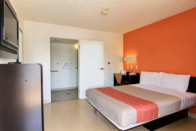 غرفة قياسية بسرير مزدوج، Motel6 Austin, TX 1/7