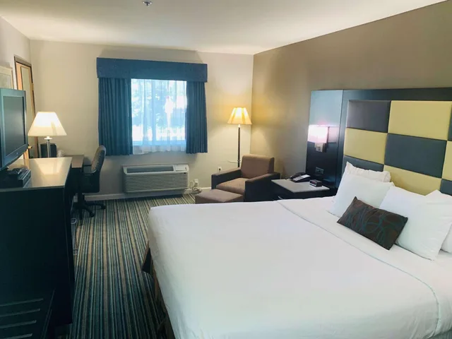 جناح بسرير كينج بجاكوزي بحوض استحمام لذوي الإعاقة، Surestay Plus Hotel By Best Western Redding 1/4