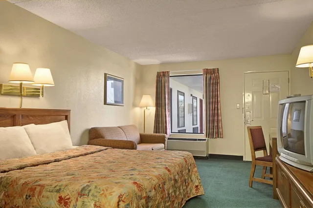غرفة قياسية بسريرين كوين للمدخنين، Days Inn by Wyndham Apple Valley Pigeon Forge/Sevierville 6/10