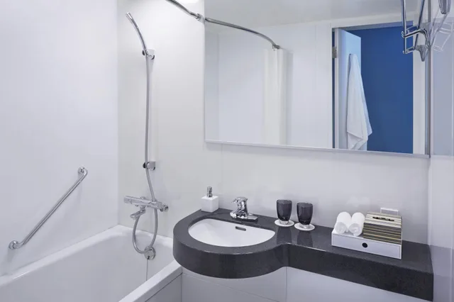 غرفة بسرير كوين، Courtyard By Marriott Tokyo Station 2/2