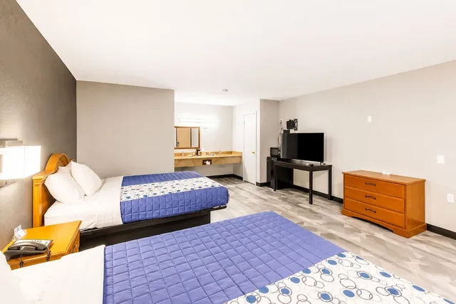 غرفة ديلوكس بسريرين كوين، Freer Executive Inn and Studios by OYO 3/8