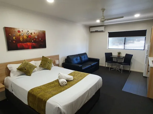 غرفة بسرير كوين مع أريكة بمطبخ صغير، Abode37 2/6