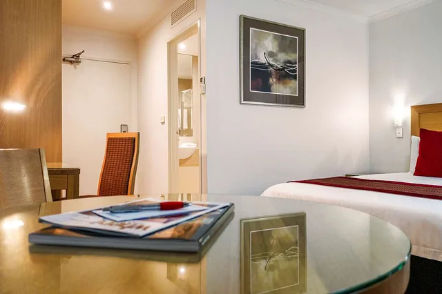 غرفة ديلوكس بسرير كوين وسرير فردي، Best Western Plus Travel Inn Hotel 7/9