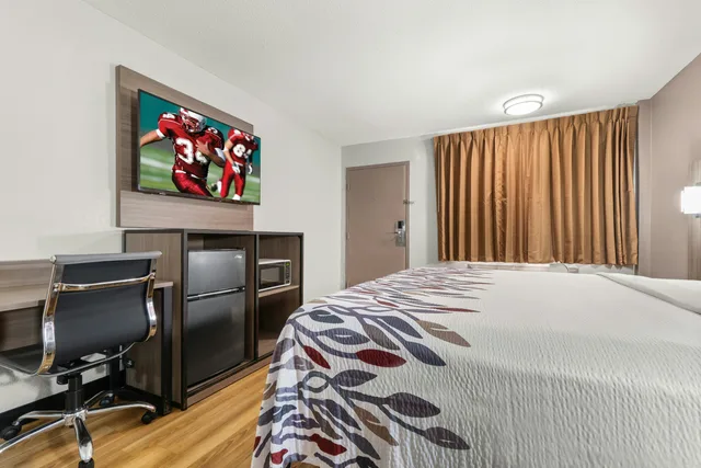 Non-Smoking Superior 1 King Bed, Micro-Fridge، Red Roof Inn Memphis - Graceland/ Airport 4/10