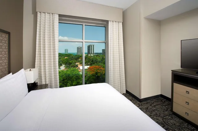 1 Bedroom, Suite, King Bed, Bay View, Sofa، Homewood Suites By Hilton Miami Downtown/Brickell 1/3