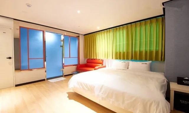 Deluxe, Queen Bed, No Parking، Hermes Hotel 1/8