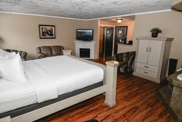 جناح بسرير كينج بحوض جاكوزي، Quality Hotel & Conference Centre Peace River 2/8