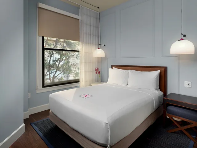 Nano Queen، Axiom Hotel 1/6