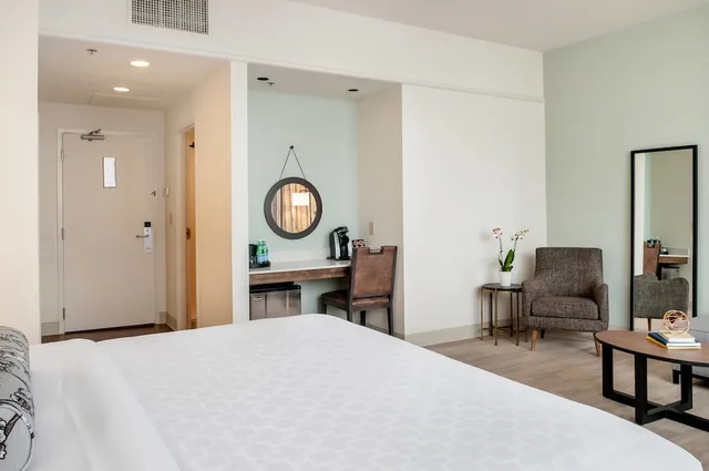 Upgrade, King Bed، St Charles Coach House, Ascend Hotel Collection 5/10