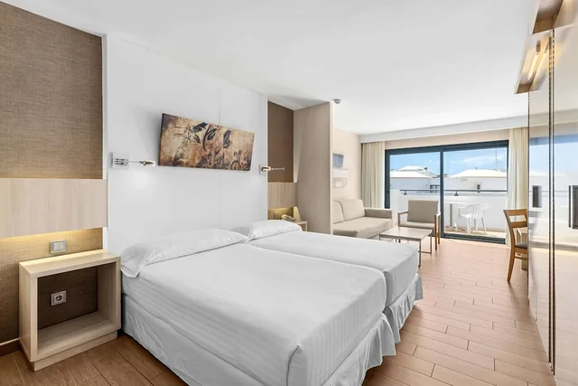 غرفة عائلية بسرير مزدوج وسريرين منفصلين بإطلالة على المسبح بشرفة، THB Lanzarote Beach 7/10