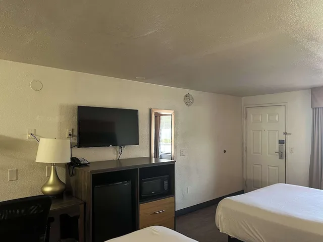 Standard, 2 Queen Beds, Accessible, Motel6 Cross Lanes, WV–Goff Mountain Rd 5/10