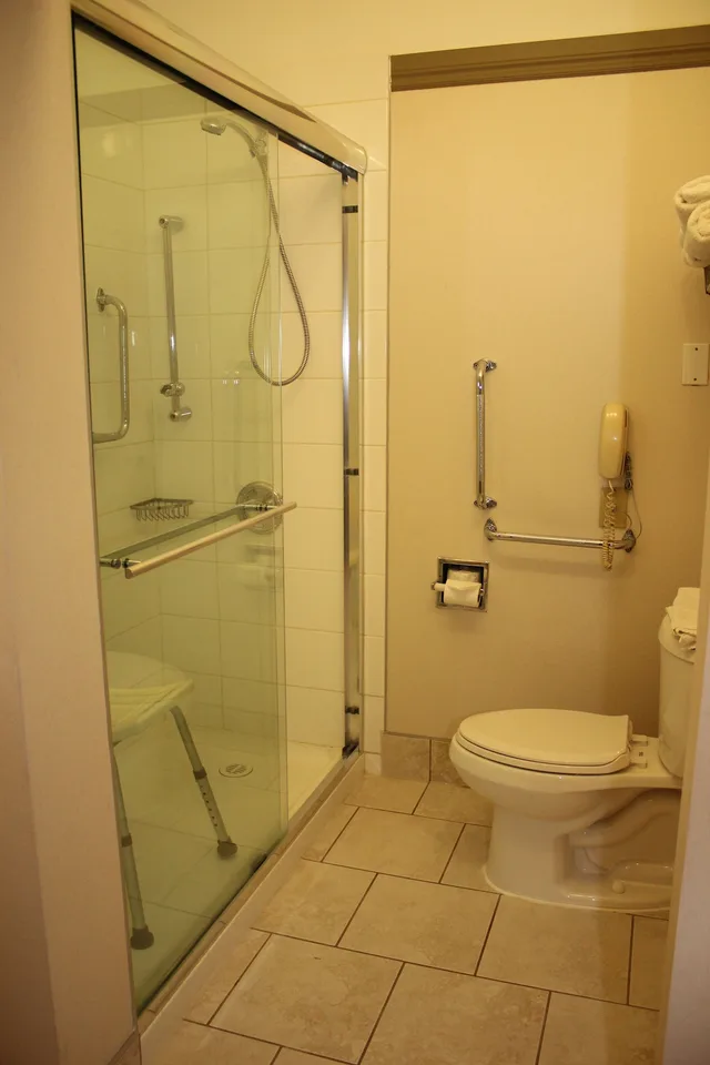 غرفة بسريرين كوين لذوي الإعاقة، Ramada By Wyndham Edmonton South 4/5