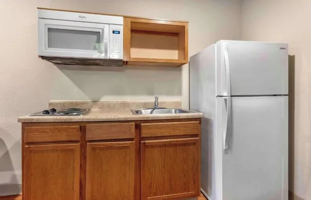 1 Full Bed - Non-Smoking, Kitchen، Studio 6 Extended Stay Shreveport Airport LA 6/7