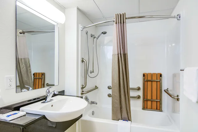 غرفة بريميوم بسرير كوين لذوي الإعاقة، Motel6 Framingham, MA - Boston West 7/10