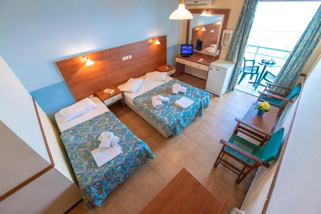 غرفة بسرير مزدوج أو سريرين منفصلين مع سرير إضافي، Sun Hotel Kineta 4/8