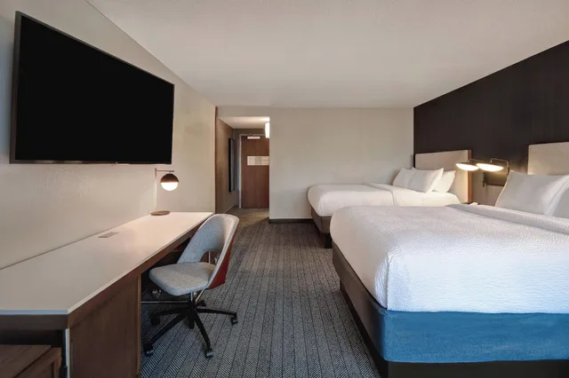Room, Multiple Beds, Balcony، Courtyard by Marriott Cincinnati Airport 1/1