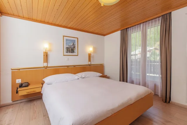 Grand, Queen Bed, Terrace, Alpenblick 2/4