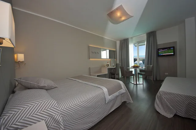 غرفة كومفورت تنفيذية رباعية بإطلالة على البحر، Hotel Europa Jesolo 1/4