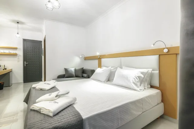 Deluxe, Studio, Twin Beds, Pool View, Sofa, White Canvas Boutique Studios 4/10