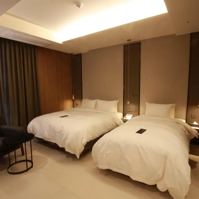 جناح جونيور، Hotel East9 2/4