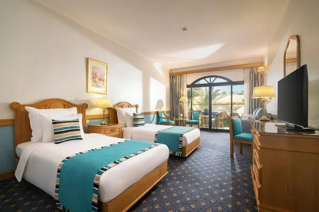 غرفة ديلوكس بسرير كينج بإطلالة على الحديقة بشرفة، Jaz Pyramids Resort 2/4