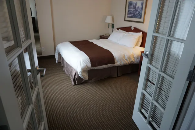 جناح بسريرين كوين بغرفتي نوم، River Hills Hotel 3/6