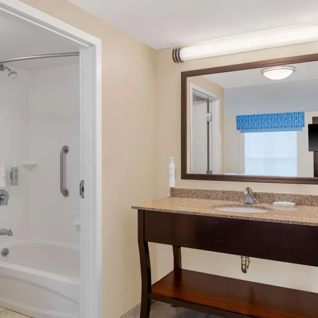 جناح استوديو بسريرين كوين مع أريكة، Hampton Inn & Suites Madison / Downtown 5/7