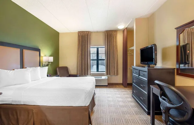 غرفة بسرير كينج بمطبخ لذوي الإعاقة، Studio 6 Corporate Extended Stay Chicago Lisle IL 2/10