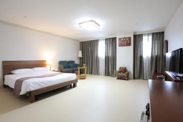 غرفة عائلية، Aw Hotel 2/2