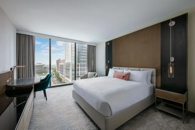 غرفة بسرير كينج بحوض استحمام لذوي الإعاقة، JW Marriott Charlotte 2/8