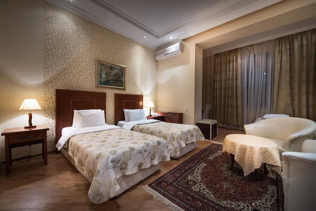 غرفة قياسية ثلاثية بثلاثة أسرّة، Premier Hotel 7/10