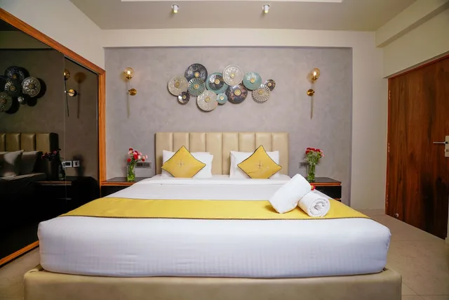 جناح بريميير بسريرين كينج بغرفتي نوم، Lazdana Hotel Bangalore 1/4