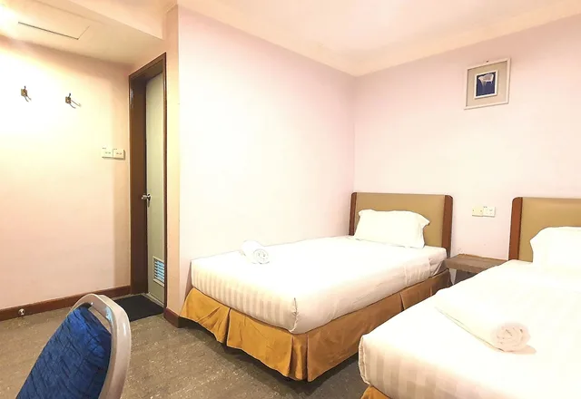 غرفة قياسية بسريرين منفصلين، Capital O 90939 Sandakan Central Hotel 1/4