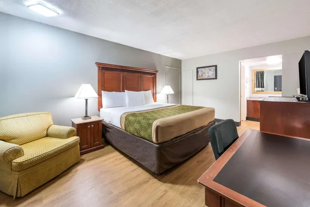 غرفة قياسية بسرير كينج، Rodeway Inn St. Joseph MI 3/8