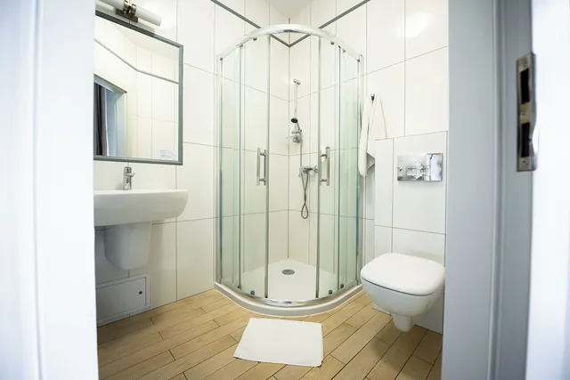 غرفة بثلاثة أسرّة مع سرير إضافي بحمام خاص، HOTEL KAZIMIERZ III 5/5