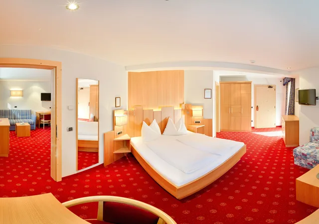 غرفة رباعية بسريرين كوين بشرفة بغرفتي نوم مع أريكة، Granpanorama Hotel StephansHof 1/4
