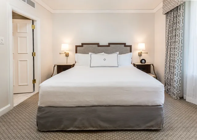 Petite, King Bed، The Lancaster Hotel 1/3