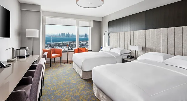 غرفة ديلوكس بسريرين كوين، Hotel X Toronto by Library Hotel Collection 1/3
