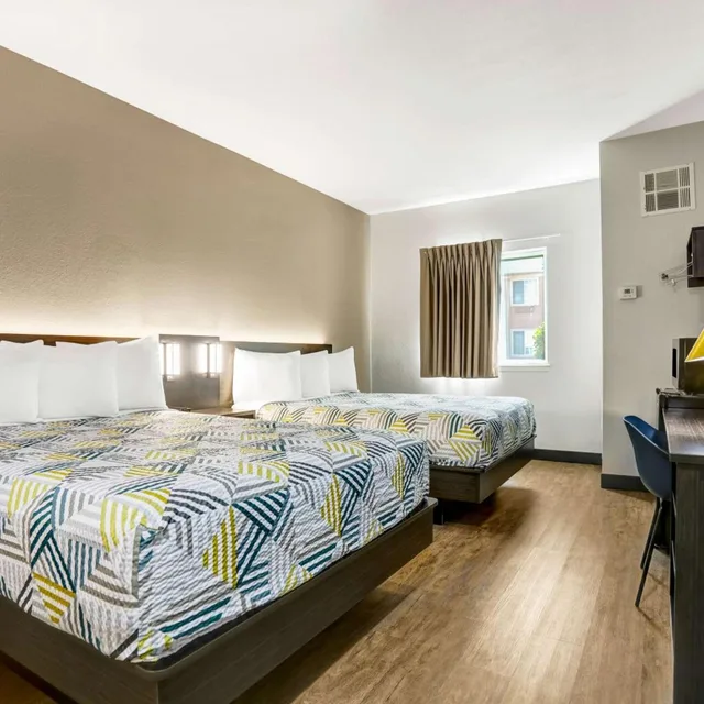 2 Queen Beds - Mobility Accessible Tub, Nsmk, Motel6 Weatherford, TX 2/9