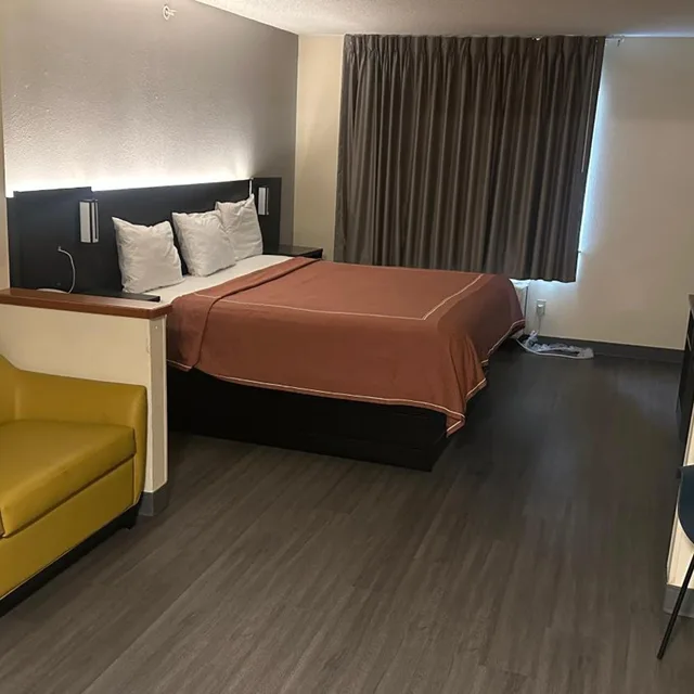1 King Bed - Suite, Non-Smoking, Micfridge، Motel6 Anderson, IN - Indianapolis 1/10