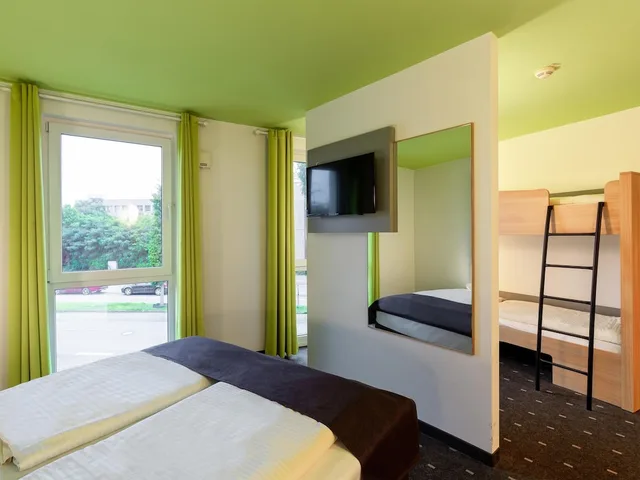 Room, Quadruple, 1 Queen and 1 Bunk Bed, B&B Hotel Krefeld 3/7