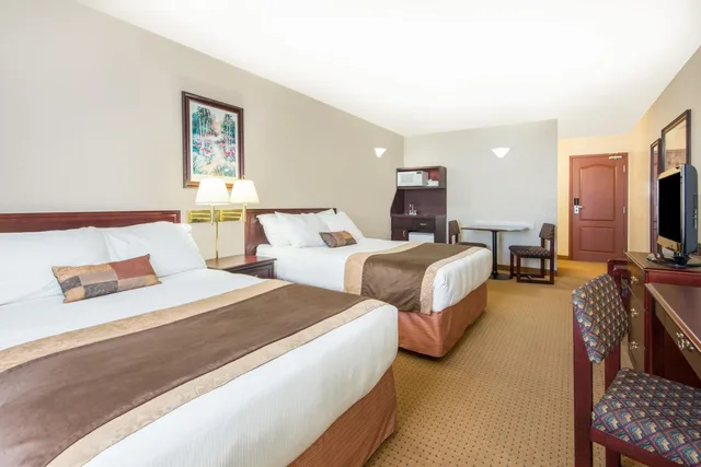 جناح استوديو بسرير كوين، Ramada By Wyndham Lloydminster 2/10