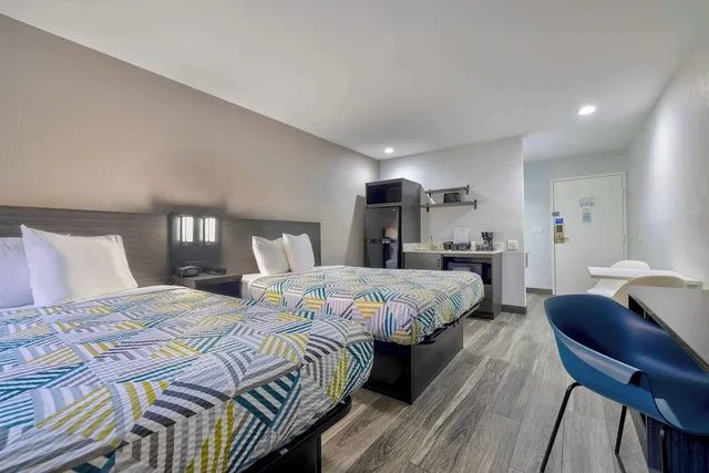 غرفة قياسية بسريرين مزدوجين بمطبخ صغير، Studio6 Little Rock, AR - South 3/8