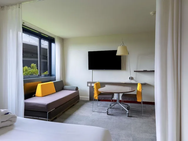 Executive, Triple, Double Bed, Sofa, Novotel Suites Paris Stade De France 9/10