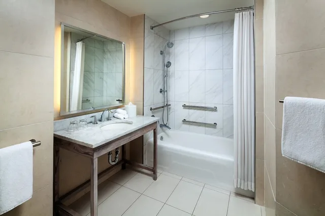 Deluxe, 2 Queen Beds, Resort View, Accessible, W Fort Lauderdale 4/4