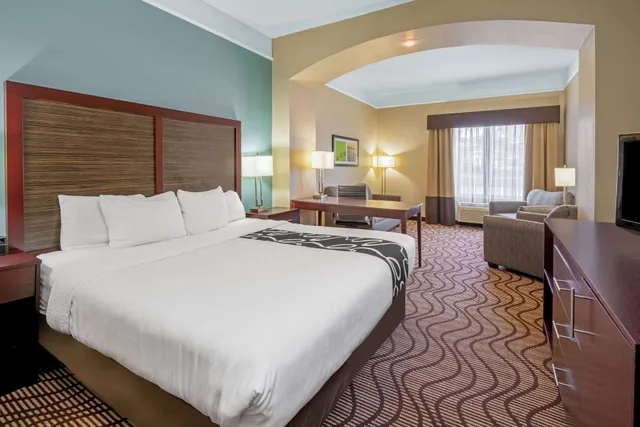 Deluxe, King Bed, Accessible, La Quinta Inn & Suites by Wyndham Houma 1/4